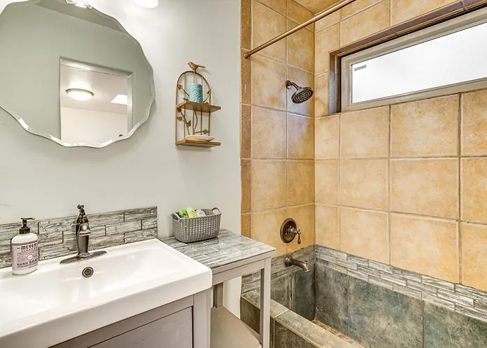 Vibrant 'casa Paloma' W/ Patio - Near Vineyards!