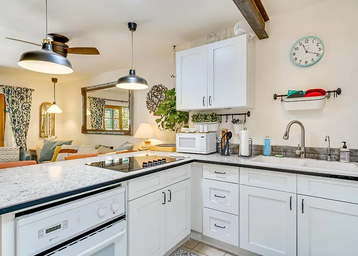 Vibrant 'casa Paloma' W/ Patio - Near Vineyards! *