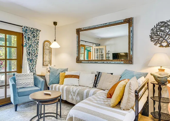 Vibrant 'casa Paloma' W/ Patio - Near Vineyards! Apartment